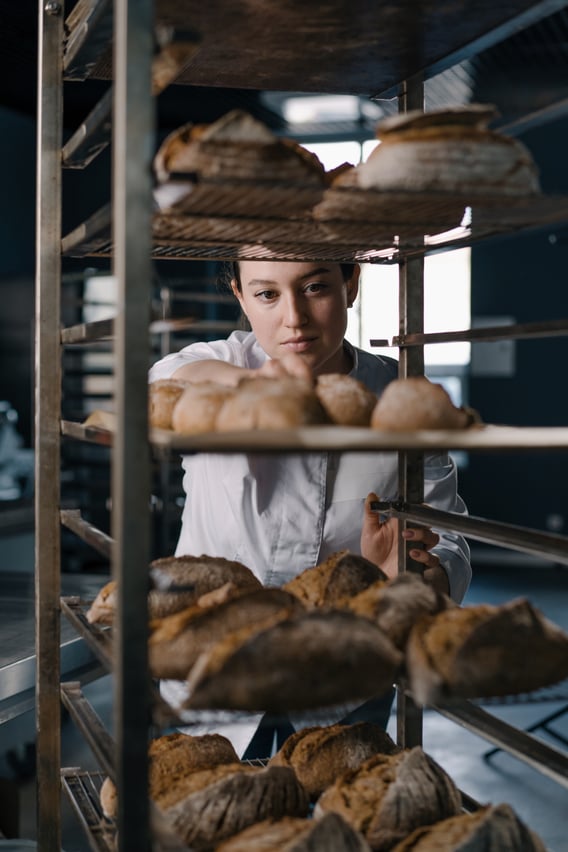 Brødstativ med nybagt bagerbrød